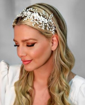 Νυφική στέκα με χειροποίητα πορσελάνινα λουλούδια σε συνδυασμό με υψηλής ποιότητας χάντρα μαργαριταριών | Olivia